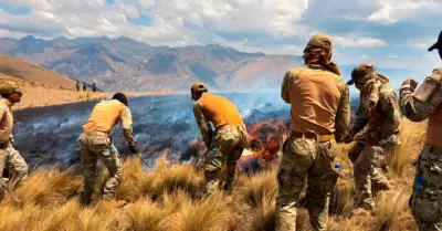 Ej�rcito combate incendios forestales en Ayacucho.