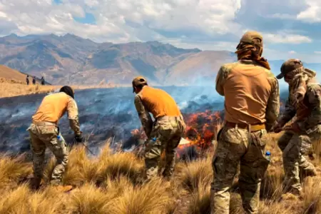 Ej�rcito combate incendios forestales en Ayacucho.
