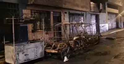 Delincuentes queman dos mototaxis en El Agustino