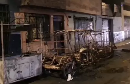 Delincuentes queman dos mototaxis en El Agustino