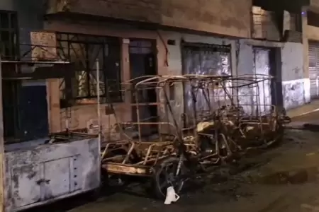 Delincuentes queman dos mototaxis en El Agustino