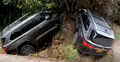 Camioneta de 'El Andariego' sufri� aparatoso accidente.