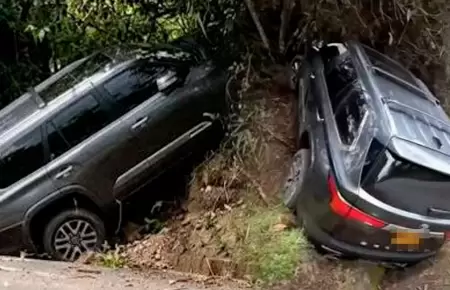 Camioneta de 'El Andariego' sufri� aparatoso accidente.