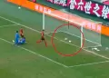 �Acierto o error? La surrealista jugada del "doble gol" anulado en China que ya es viral