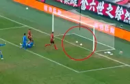 ¿Acierto o error? La surrealista jugada del "doble gol" anulado en China que ya es viral