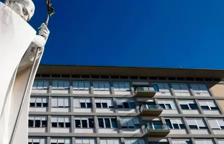 Papa Le�n internado en el hospital Gemelli.