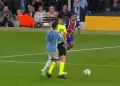 Enzo Fern�ndez 'empuj�' al �rbitro durante la derrota del Manchester City por 4-2 ante el PSG