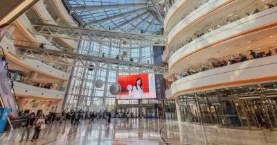 Hombre deja 8 heridos tras ataque con cuchillos en centro comercial