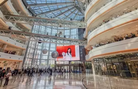 Hombre deja 8 heridos tras ataque con cuchillos en centro comercial