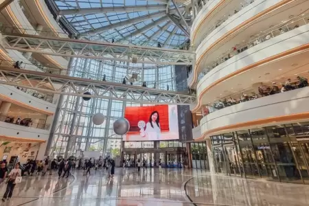 Hombre deja 8 heridos tras ataque con cuchillos en centro comercial