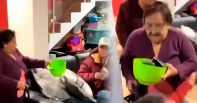 Abuela decomisa celulares a sus nietos en reuni�n familiar.