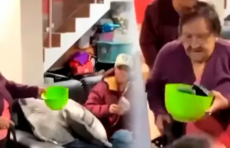 Abuela decomisa celulares a sus nietos en reuni�n familiar.