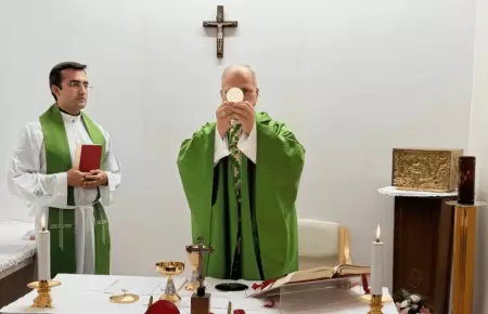 Papa Le�n XIV celebr� santa misa en la sala del hospital Gemelli de Roma