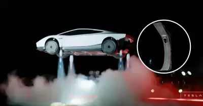 Tesla present� su auto Roadster capaz de volar y hacer giros en el aire