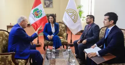 La mandataria se reuni� con el secretario general de la Comunidad Andina.