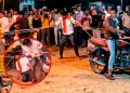 India: joven mago casi muere al atar cuerdas a su cuello y deja que seis motos lo ahorquen [VIDEO]