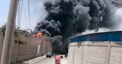 Fuerte incendio se registra en Puente Piedra.