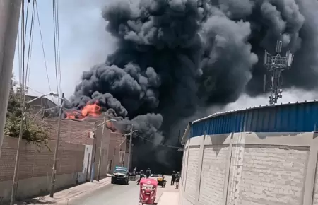 Fuerte incendio se registra en Puente Piedra.