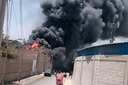 Fuerte incendio se registra en Puente Piedra.