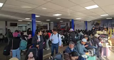 decenas de pasajeros quedan varados en el aeropuerto de Jauja