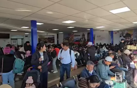 decenas de pasajeros quedan varados en el aeropuerto de Jauja