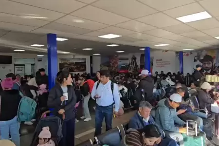 decenas de pasajeros quedan varados en el aeropuerto de Jauja