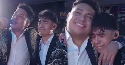 Cantante de La Bella Luz llora en concierto