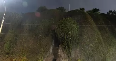 Ca�da de tierra en la Costa Verde