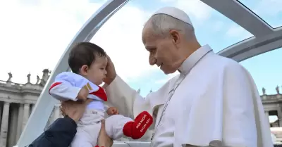 Papa Le�n XIV bendice a beb� con camiseta peruana