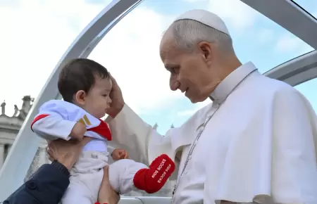 Papa Le�n XIV bendice a beb� con camiseta peruana