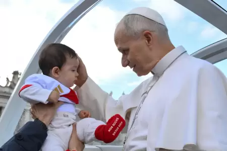 Papa Le�n XIV bendice a beb� con camiseta peruana