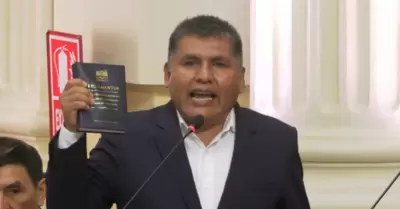Senador Jaime Quito durante debate