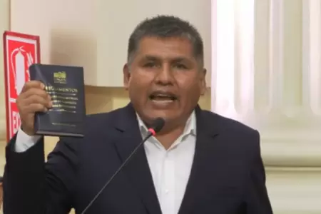 Senador Jaime Quito durante debate