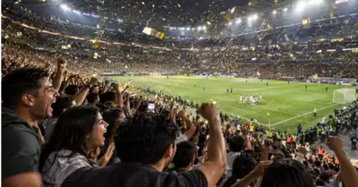 Aficionados celebrando en partido de f�tbol.