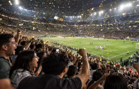 Aficionados celebrando en partido de f�tbol.