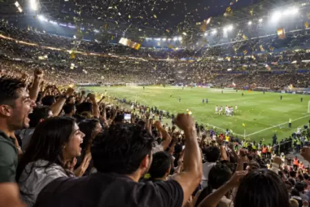 Aficionados celebrando en partido de f�tbol.