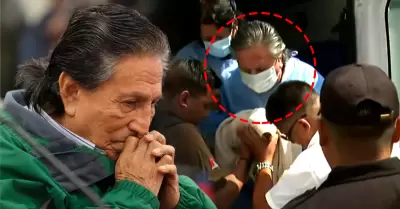 El expresidente ingres� al centro hospitalario en silla de ruedas.