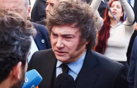 El mandatario arremeti� contra la reportera.