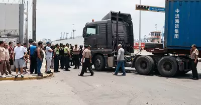 Vecinos bloquean avenida en el Callao.