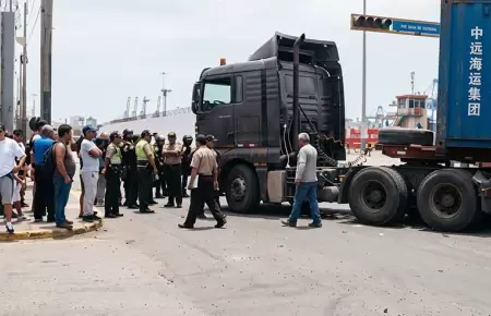 Vecinos bloquean avenida en el Callao.