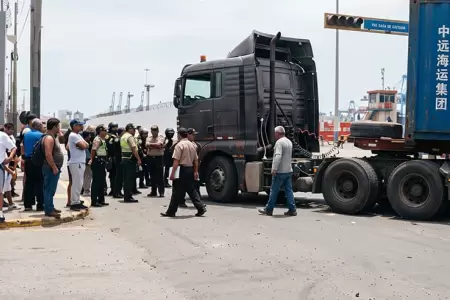 Vecinos bloquean avenida en el Callao.