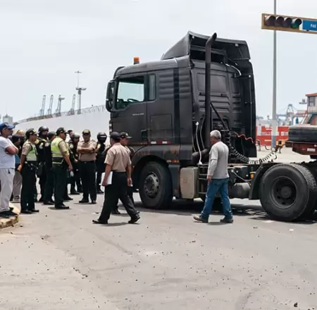 Vecinos bloquean avenida en el Callao.