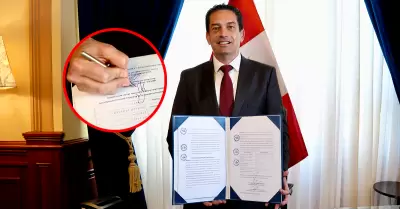 Presidente del Senado firm� la aut�grafa tras aprobaci�n.