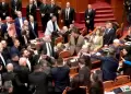 Bronca en el Congreso: empujones y forcejeos en el Parlamento alban�s por diferencias sobre la protesta estudiantil
