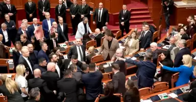 Diputados albaneses protagonizan enfrentamientos durante sesi�n.