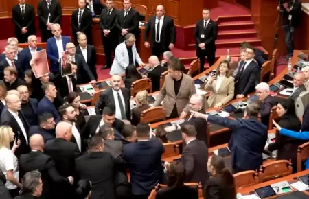 Diputados albaneses protagonizan enfrentamientos durante sesi�n.