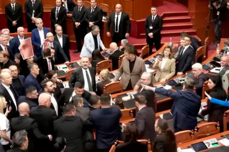 Diputados albaneses protagonizan enfrentamientos durante sesi�n.