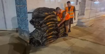 Ejercito del Per� coloca sacos de arena por lluvias