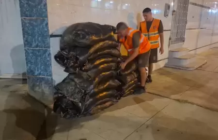 Ejercito del Per� coloca sacos de arena por lluvias