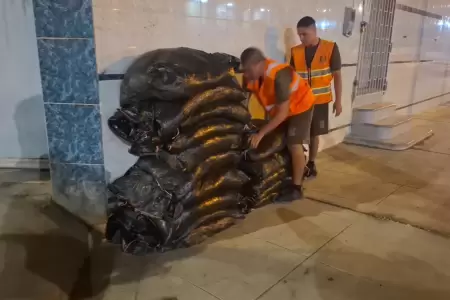 Ejercito del Per� coloca sacos de arena por lluvias